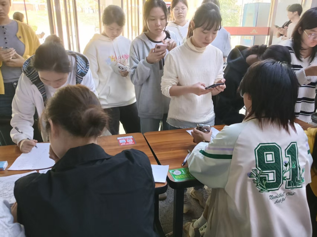 一群小孩在桌子上

AI 生成的内容可能不正确。