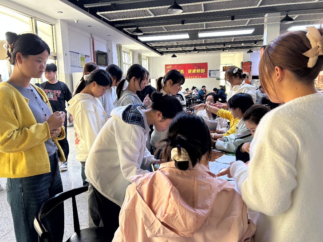 一群人在交谈

AI 生成的内容可能不正确。