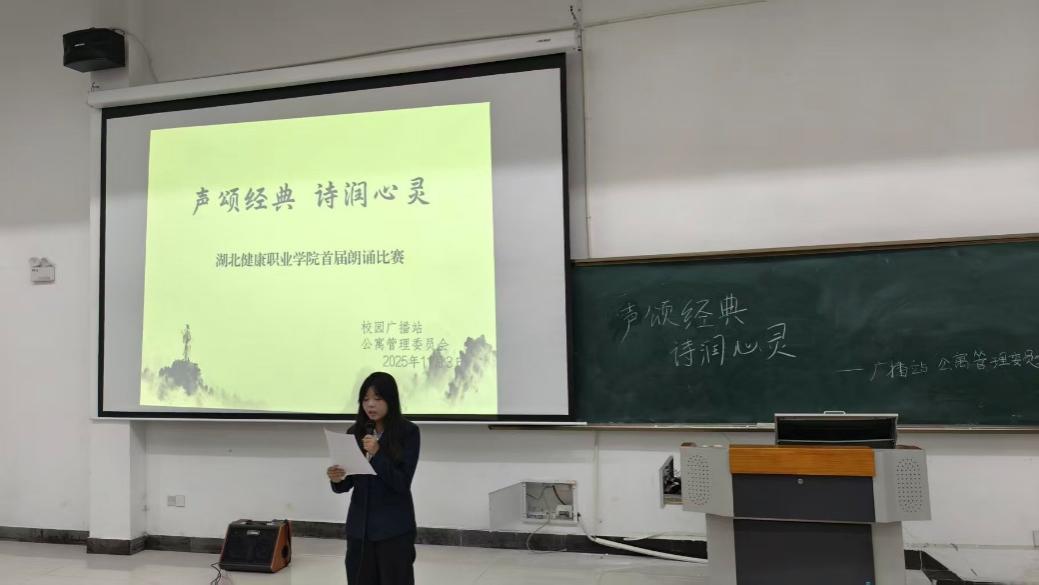 图片包含 室内, 女人, 站, 男人AI 生成的内容可能不正确。